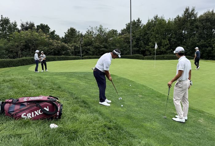 24일 경기 여주시 페럼클럽에서 진행된 현대해상 최경주 인비테이셔널 연습 라운드에서 성준민에게 자신의 비법을 전수하고 있는 최경주. 임정우 기자