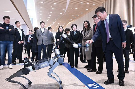 지난 3월 경기도 수원시 영통구 수원컨벤션센터에서 열린 제56기 삼성전자 정기주주총회에서 신제윤 삼성전자 이사회 의장이 레인보우로보틱스 로봇 시연을 보고 있다. <사진 연합뉴스>