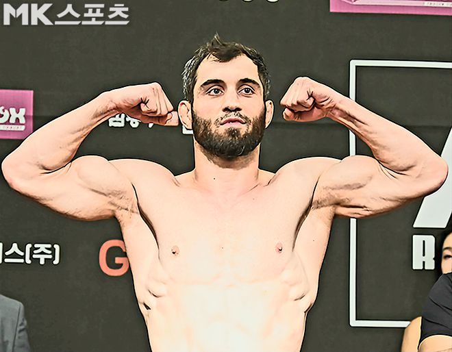 카밀 마고메도프가 2025년 6월 스위스그랜드호텔 서울컨벤션센터 제2회 글로벌 토너먼트 결승전 및 제6대 로드FC 라이트급 챔피언결정전 공개 계체 촬영을 하고 있다. 사진(서울 홍은동)=천정환 기자