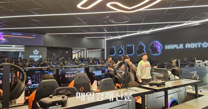 넥슨이 서울 강남구 역삼동에 오픈한 PC방 ‘메이플 아지트’ 내부. [이가람 기자]