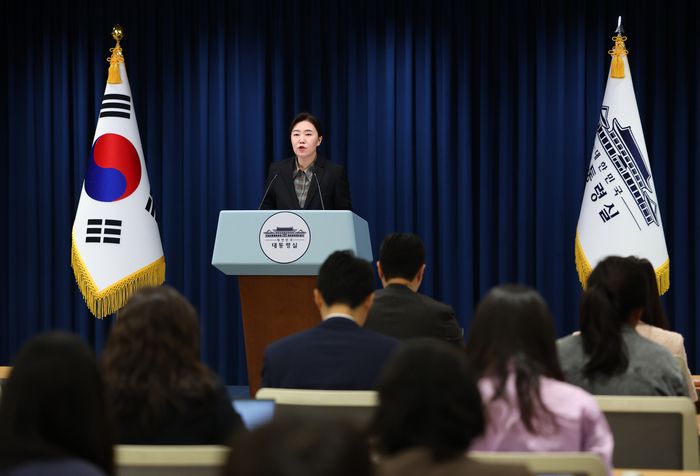 강유정 대변인이 2일 용산 대통령실에서 이날 열린 수석보좌관회의 관련 브리핑을 하고 있다. [사진 출처 = 연합뉴스]