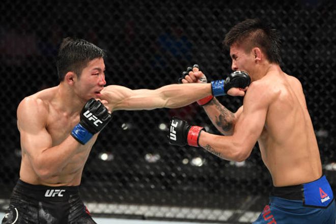 손진수(왼쪽)가 UFC 밴텀급 공식랭킹 9위에 오르는 마리오 앨버토 버티스타를 2019년 7월 미국 샌안토니오 원정경기로 상대하고 있다. 사진=TKO