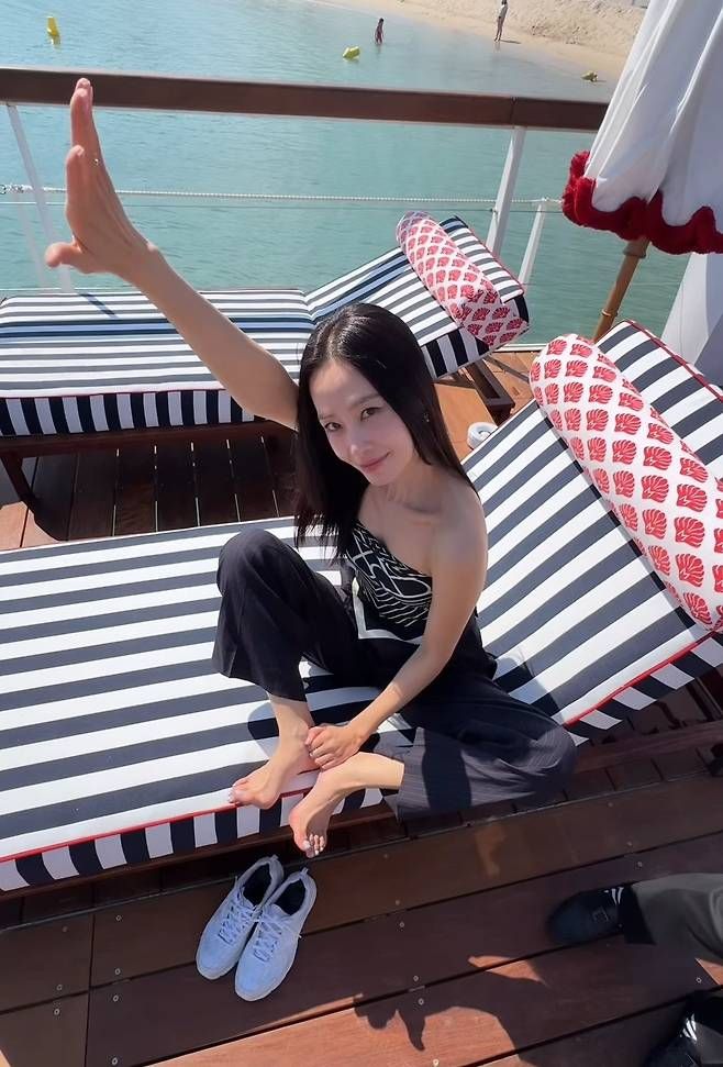 홍수현은 블랙과 화이트 패턴이 믹스된 튜브톱을 선택해 절제된 섹시미와 세련미를 동시에 자아냈다. 사진=홍수현 sns