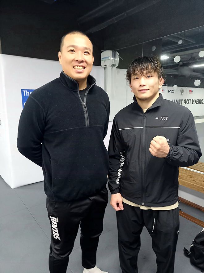 Road to UFC 시즌2 라이트급 준우승자 하라구치 신이 2025년 4월 Korean Top Team 전지훈련 후 UFC 미들급 9승 파이터 박준용과 기념 촬영을 하고 있다. 사진@haraguchishin