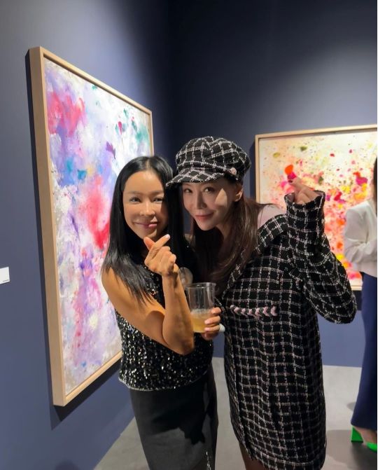 김정은, 이혜영이 전시회를 함께 즐기는 모습에서 서로에 대한 깊은 애정과 친밀감을 드러냈다.사진=이혜영 SNS