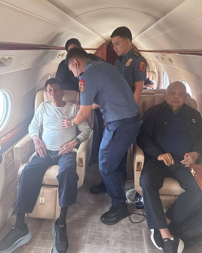 압송돼 ICC로 항햐는 항공기 안에 앉아 있는 두테르테 전 필리핀 대통령 모습. [페이스북]