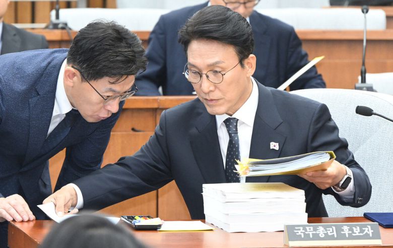 김민석 국무총리 후보자가 24일 국회에서 열린 인사청문회에 출석해 관계자와 이야기를 하고 있다.  한주형 기자