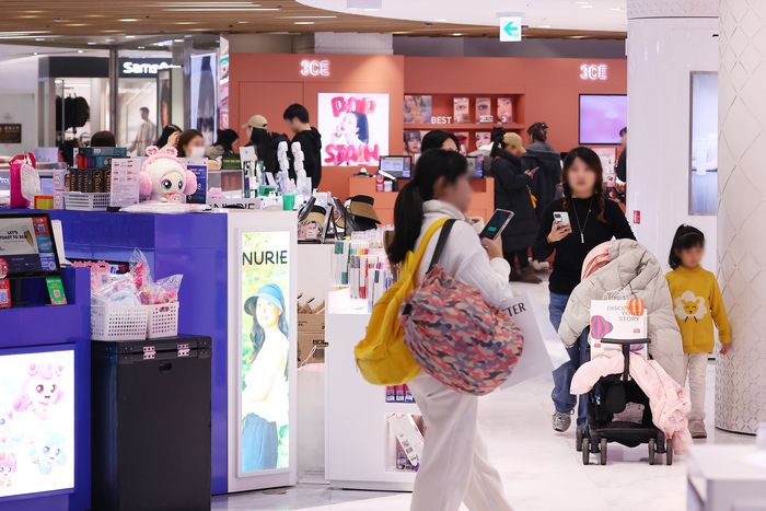 서울 시내 한 면세점에서 쇼핑하는 관광객들 모습. [사진 = 연합뉴스]