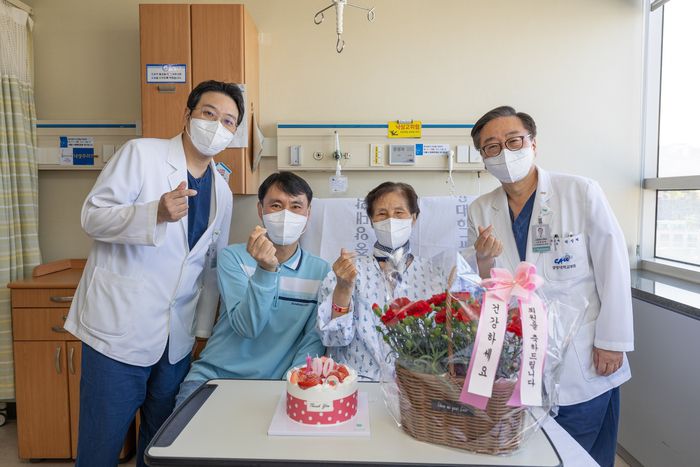 어버이날을 앞두고 54세의 아들이 75세 어머니에게 간이식으로 건강한 새 삶을 선물했다. 중앙대병원 장기이식센터 의료진은 모자를 위한 축하 자리를 마련했다.