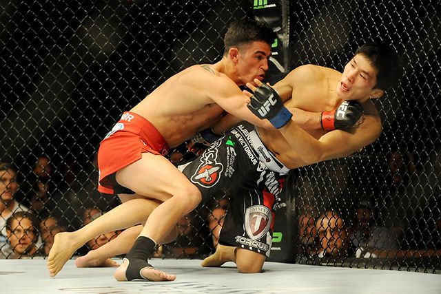 전 UFC 밴텀급 챔피언 도미닉 크루스(왼쪽)가 3년 만에 종합격투기 복귀전에서 랭킹 5위 미즈가키 다케야를 몰아붙이고 있다. 사진=TKO