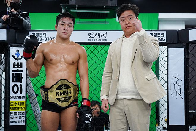 대구 달서구의회 고명욱 의원(오른쪽)이 제2대 KMMA 라이트급 챔피언으로 등극한 김현우(FMG)에게 시상하고 있다. 사진=스탠다드앤드프로그레스 스포츠에이전시 제공