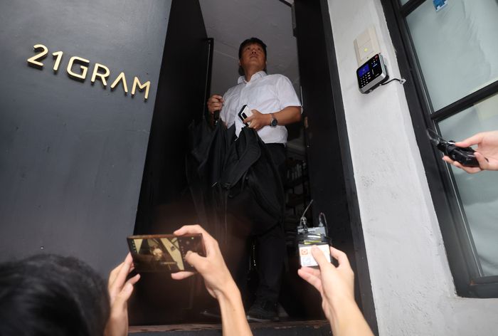 김건희 여사의 각종 의혹을 수사하는 민중기 특별검사팀 수사관이 서울 성동구에 위치한 인테리어 업체 ‘21그램’에 13일 압수수색을 위해 건물로 들어가고 있다. 이날 김건희 특검은 관저 이전과 관련해 21그램 등 관련 회사 및 관련자 주거지 등에 대해 건설산업기본법 위반 등 혐의로 압수수색을 진행하고 있다. [사진 = 연합뉴스]