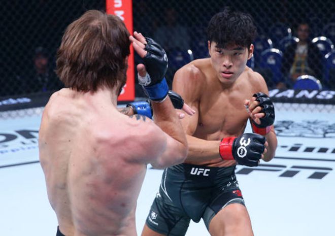 최승우가 2023년 8월 UFC on ESPN+ 83 페더급 경기를 치르고 있다. 사진=TKO