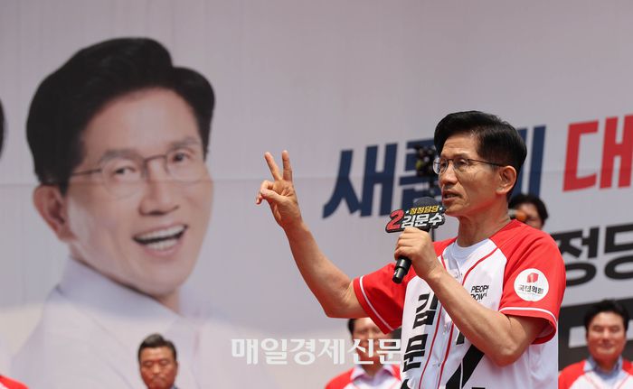 국민의힘 김문수 대선 후보가 30일 경기 이천시산림조합 앞 중리사거리에서 열린 유세에서 지지를 호소하고 있다.  25.05.30 [이충우 기자]