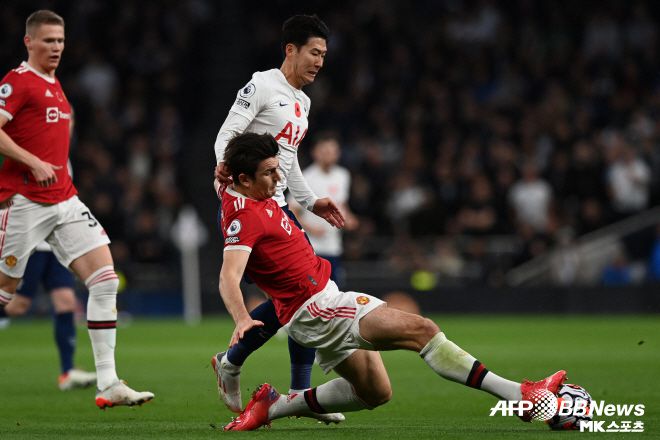 해리 매과이어가 손흥민에게 태클하고 있다. 사진=AFPBBNews=News1