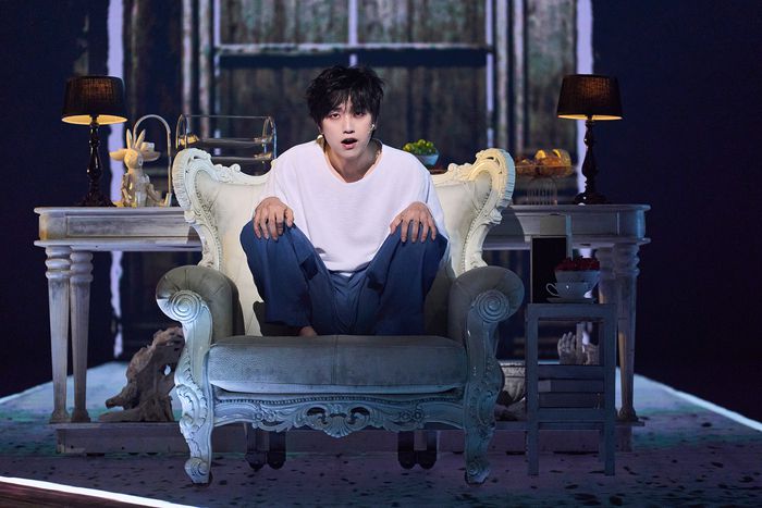 뮤지컬 ‘데스노트’에서 명탐정 ‘엘’을 연기하는 B1A4 출신의 산들 배우가 ‘엘’ 특유의 구부정한 자세를 연기하고 있다. [오디컴퍼니]