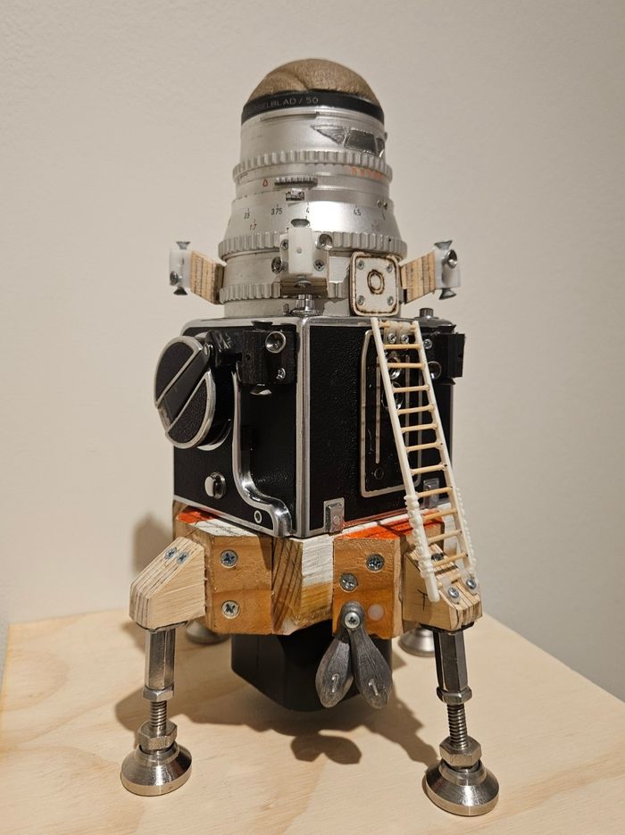 SLR 카메라 렌즈 부분을 활용해 만든 톰 삭스의 소형 착륙선 모형 작품. 송경은 기자