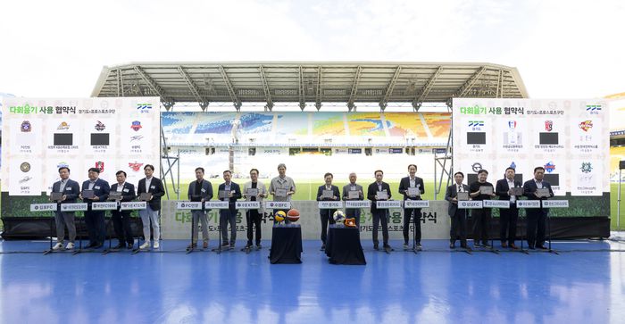 김동연 경기도지사가 4일 도내 18개 프로구단 단장들과 다회용기 사용 협약을 체결했다. <사진=경기도 제공>