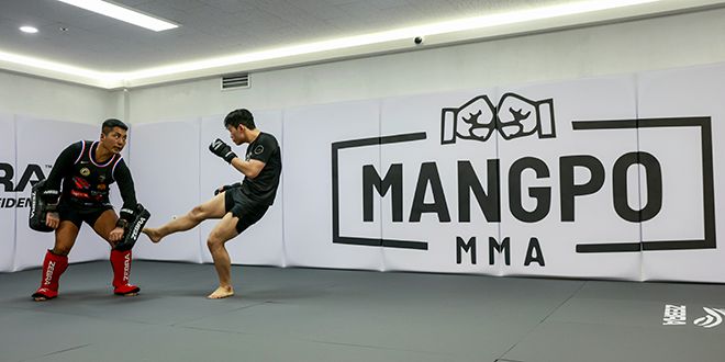 2025년 12월1일 경기도 수원시 영통구에 로드FC 가맹 체육관 ‘망포MMA’ 오픈 첫날 조정훈 관장을 축하해주기 위해 모인 손님들이 합동 훈련을 하고 있다. 사진=FINAL FLASH 박종혁 작가
