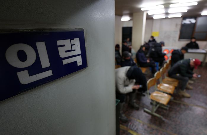 대구 동구 한 인력사무소에서 일용직 근로자들이 일감을 기다리고 있다. [사진 = 연합뉴스]