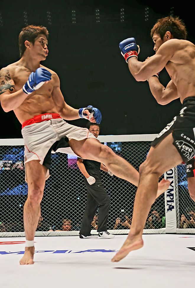 ‘바키’ 박원식이 2009년 10월 일본 오사카조 홀 관중 1만112명이 보는 드림 12 라이트급 경기 1라운드 UFC 웰터급 4전 출신 히로나카 구니요시의 종아리를 공격하고 있다. 사진=FEG