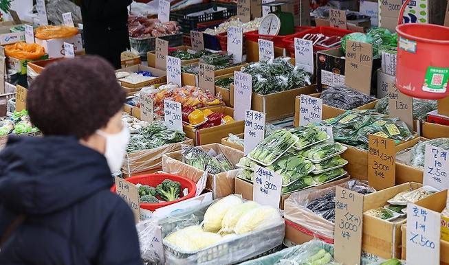 서울 시내 한 전통시장에서 이용객들이 농산물을 살펴보고 있다. [사진 = 연합뉴스]