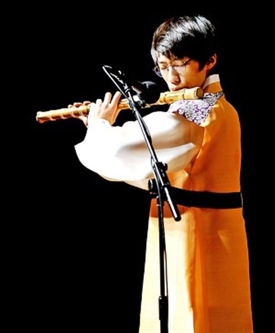 임완섭은 한양대에서 국악(대금)을 전공하고 대학원까지 마친 국악인 출신 당구선수다. 지난 2012년 대학1학년때 국립국악원 예악당에서 열린 한국청소년국악관현악안 제46회 정기연주회 ‘靑竹의 소리’에서 대금을 연주하고 있는 임완섭. (사진=임완섭)