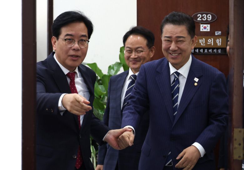 김병기 더불어민주당 원내대표(오른쪽)가 17일 송언석 국민의힘 원내대표를 예방해 대화하고 있다. 한주형 기자