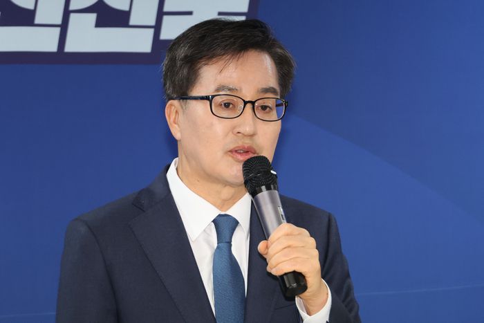 더불어민주당 대선주자인 김동연 경기도지사가 지난 13일 서울 여의도에 개소한 선거캠프에서 열린 ‘오픈하우스’ 행사에서 미국 방문에서 얻은 ‘관세외교’ 성과와 선거운동 전략 등에 대해 발언하고 있다. [사진 출처 = 연합뉴스]