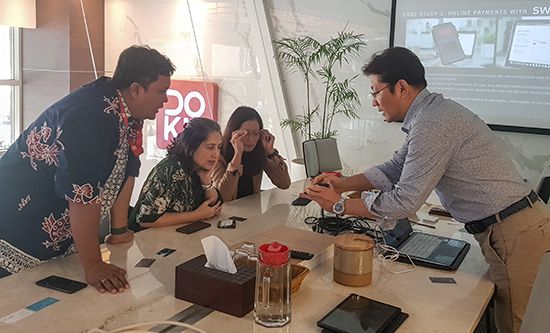 인증보안기술 전문 업체 센스톤은 인도네시아 최대 전자지급결제대행(PG) 업체인 도쿠, 인도네시아 조폐공사, 인도네시아 국세청과 기술 공급 계약을 맺는 등 굵직한 성과를 내며 주목 받는다. 사진은 유창훈 센스톤 대표(오른쪽)가 도쿠 관계자들과 회의를 하는 모습. <센스톤 제공>