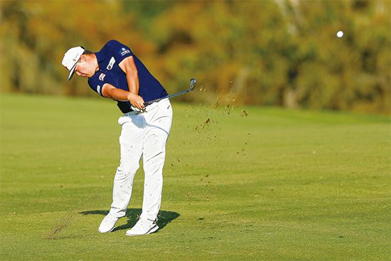 임성재는 정확한 샷을 하고 싶다면 가장 먼저 양발 끝의 연장선이 목표 방향과 수평을 이루게 잘 정렬해야 하는 것이 가장 중요하다고 강조한다. 가장 기본을 잘 지켜야 최고의 샷을 할 수 있다는 것이 임성재의 샷 원칙. 임성재는 드라이버샷 부터 퍼터까지 스윙에 앞서 스탠스를 제대로 서는 것부터 체크한다.