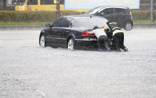 유례없이 긴 장마로 인해 차량 침수 피해가 속출했다. 전문가들은 올해 9월부터 1만대가 넘는 침수 차량이 중고차 시장에 매물로 풀릴 것으로 예측했다. <매경DB>