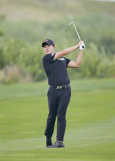 김민규는 비가 오거나 비로 인해 젖은 코스에서 라운드를 할 경우 먼저 그립과 장갑을 건조하게 보관해야 한다고 당부했다. 클럽이 불안할 경우 손에 힘이 많이 들어가고 평소와 같은 스윙을 할 수 없기 때문이다. 또 강하게 찍어치기보다 4분의 3 스윙으로 부드럽게 치는 것이 스코어를 줄이는 데 좋다고 강조했다.