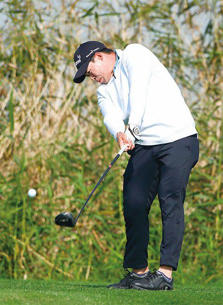 장승보는 임팩트 순간에는 왼쪽 어깨가 열려야 스윙 스피드가 늘어나며 비거리 증가 효과를 볼 수 있다고 강조한다. 대신 백스윙을 할 때는 오른쪽 어깨를 뒤로 넘겨준다는 느낌으로 해야 팔이 아닌 몸통 꼬임으로 정교한 백스윙 동작을 만들어낼 수 있다고 전한다.