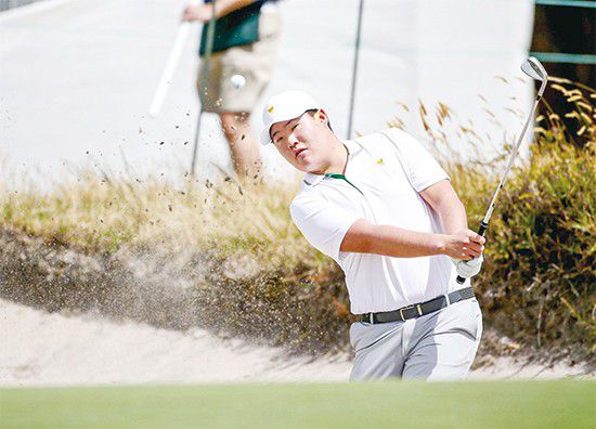 임성재는 벙커샷을 잘하기 위해서는 기본적으로 클럽 페이스를 열어야 한다고 강조한다. 클럽 헤드가 땅에 박히지 않고 부드럽게 공 뒤쪽 모래를 친 뒤 빠져나갈 수 있게 하기 위해서다. 이어 가장 중요한 포인트는 ‘임팩트 구간 가속’이 돼야 한다는 것이다. 이렇게 해야 공 아래쪽으로 클럽 페이스가 지나가며 공을 띄워 보낼 수 있다. 임성재의 벙커샷에서도 클럽 페이스를 열어둔 채로 임팩트 구간 가속으로 폴로스루 동작까지 한 번에 나오는 것을 볼 수 있다.