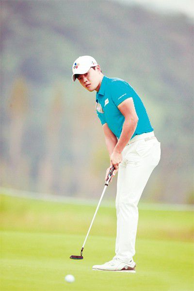 이재경은 퍼팅 입스로 고생을 한 이후 왼 손목을 고정하고 팔 사용을 최소한으로 하기 위해 오른손 엄지와 검지로 그립을 잡는 집게 그립으로 바꿨다. 퍼팅을 할 때 그립을 잡은 손이나 팔이 아닌 ‘어깨’로 하기 시작하면서 퍼팅 성공률이 높아지고 올해 준우승 세 차례 등 좋은 활약을 하고 있다.