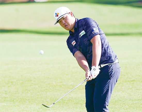 정교한 어프로치샷으로 마스터스 토너먼트 4라운드 내내 단 한 번의 더블보기도 기록하지 않은 임성재는 정교한 어프로치샷을 위해 ‘양팔과 어깨가 만드는 삼각형 유지’를 강조했다. 어드레스 때 만들어진 ‘양팔-어깨 삼각형’이 유지되기 위해서는 손이 아니라 몸통을 이용해야 한다. 이렇게 해야 일정한 궤도와 정교한 볼 터치를 할 수 있다.