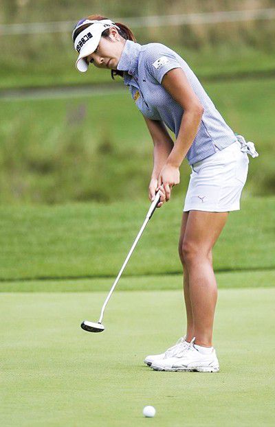 안송이는 연습량이 부족한 아마추어 골퍼들이 퍼팅 성공 확률을 높이기 위해서는 자신만의 ‘거리 공식’을 갖고 있어야 한다고 권한다. 예를 들어 5m 퍼팅 백스트로크는 오른발 안쪽 끝, 10m 거리 때에는 오른발 바깥쪽 새끼발가락까지 백스트로크를 하는 방식이다. 
<연합뉴스>