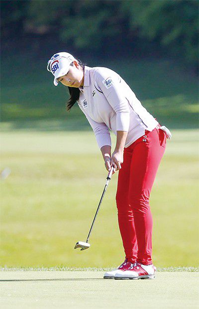 김아림은 지난 6월까지 퍼팅을 잘하기 위해 퍼터 헤드를 목표 방향과 평행하게 움직이는 ‘직선 스트로크’를 했다. 하지만 퍼터를 똑바로 움직여야 한다는 압박감에 거리 조절 실패 등 큰 효과를 보지 못했다. 감각에 의존하는 선수에게는 맞지 않는 스타일이었던 것. 이후 편안하게 퍼터 헤드가 곡선을 그리며 스트로크를 하는 ‘인-투-인 스트로크’로 바꿔 방향과 거리 조절 둘 다 향상됐고 US 여자오픈 우승까지 차지하게 됐다.