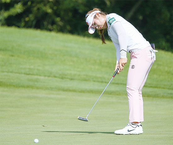 이소영은 퍼팅을 할 때 가장 중요한 포인트로 ‘초반 50㎝를 정확하게 보내기’를 꼽는다. 경사를 살피고 볼이 굴러갈 라인을 정한 뒤 어드레스를 하고 이후에는 볼과 볼 앞쪽 50㎝ 지점만 집중하면 된다. 볼을 정확하게 굴리기 위해 1m 자나 50㎝ 앞에 동전을 하나 놓고 굴리는 연습을 해도 실전에서 많은 도움이 된다.