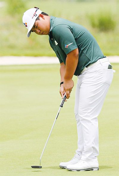 김주형은 퍼팅 방향성이 떨어질 경우 밀어 치기보다 살짝 끊어 치는 방법을 하는 것이 좋다고 조언한다. 특히 왼 손목을 고정하는 것이 가장 중요하고 그립을 잡기 전 손을 풀었다 잡기를 반복하며 자신에게 가장 부드럽게 잡히는 그립 강도를 찾아내는 것도 좋은 퍼팅을 하는 핵심이다. <연합뉴스>