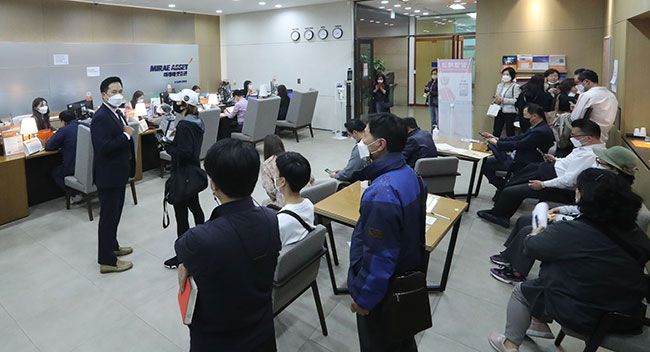 오는 20일부터 기업공개(IPO) 공모주 중복청약이 제한된다. 사진은 SKIET 공모주 청약이 진행된 지난 4월 상장주관사 계좌 개설을 위해 대기 중인 고객들. (매경DB)