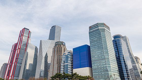 동학개미 열풍에 힘입어 주요 대형 증권사 영업이익 1조 시대를 열었다. 미래에셋과 한국투자증권은 올해 영업이익 1위 실적 경쟁을 벌이고 있다. 사진은 여의도 증권가. (최영재 기자)