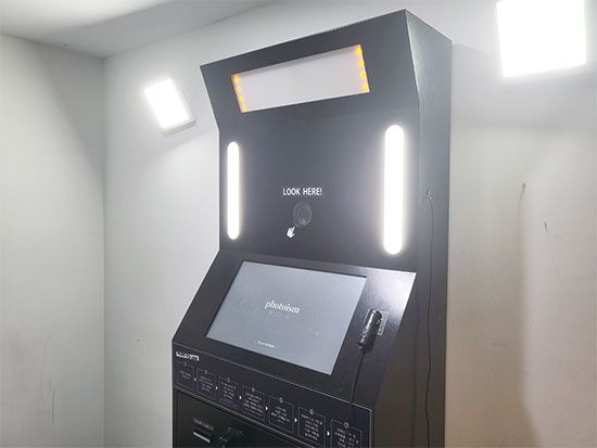 셀프 사진 부스 매장에는 촬영 기계만 여러 대 자리해 있을 뿐, 상주하는 관리인 등은 거의 없다. (윤은별 기자)