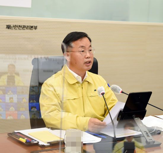 이승우 중앙재난안전대책본부 제2총괄조정관(행정안전부 재난안전관리본부장)이 4월 27일 정부세종청사에서 열린 중대본 회의에서 모두발언을 하고 있다.