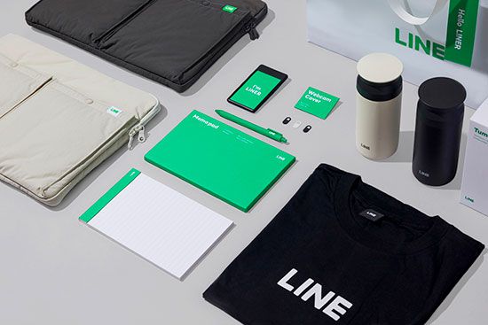 라인의 웰컴키트는 노트북 파우치, 텀블러, 티셔츠, 메모패드와 필기구, 웹캠커버 등으로 구성돼 있다. (라인 제공)