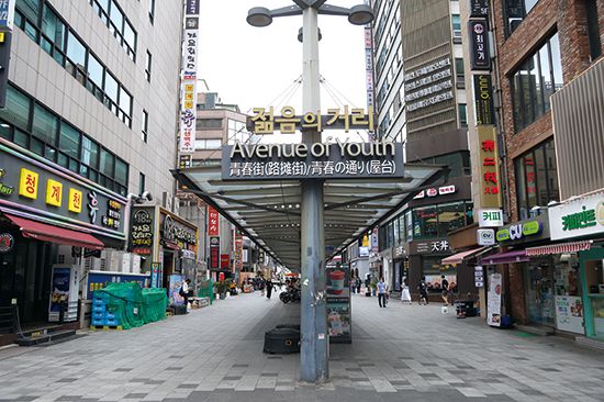 종로3가 상권이 부활의 기지개를 켜는 데 반해, 과거 종로 상권의 ‘대장’ 격으로 불린 종각 상권은 명성을 잃어가고 있다. (반진욱 기자)