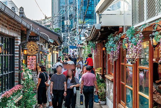 익선동 상권은 젊은이들이 몰려드는 ‘트렌디’한 상권이 된 지 오래다. 코로나19 유행과 무관하게 손님이 몰린다. (윤관식 기자)