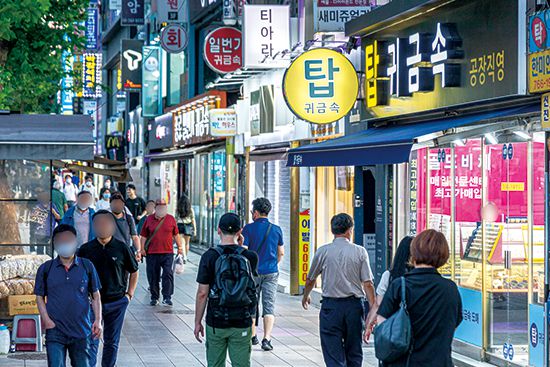 귀금속 투자 수요와 미뤄둔 결혼 수요가 폭발하면서 귀금속 거리도 활기를 띤다. (윤관식 기자)