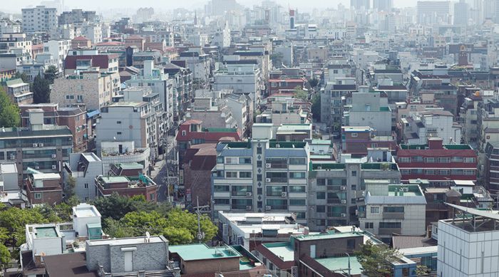 서울 강서구 화곡동은 갭투자 비율이 높은 곳이다. 전세를 끼고 집을 샀는데, 매매가가 전세가 아래로 내려가는 역전 현상이 일어나다 보니 피해가 심각하게 커졌다. (연합뉴스)